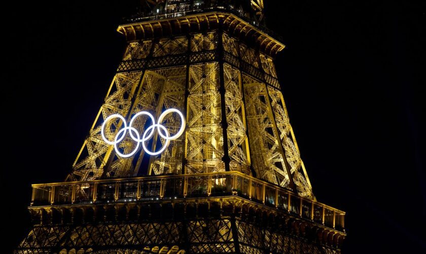 Who is performing at the Olympics 2024 closing ceremony in Paris