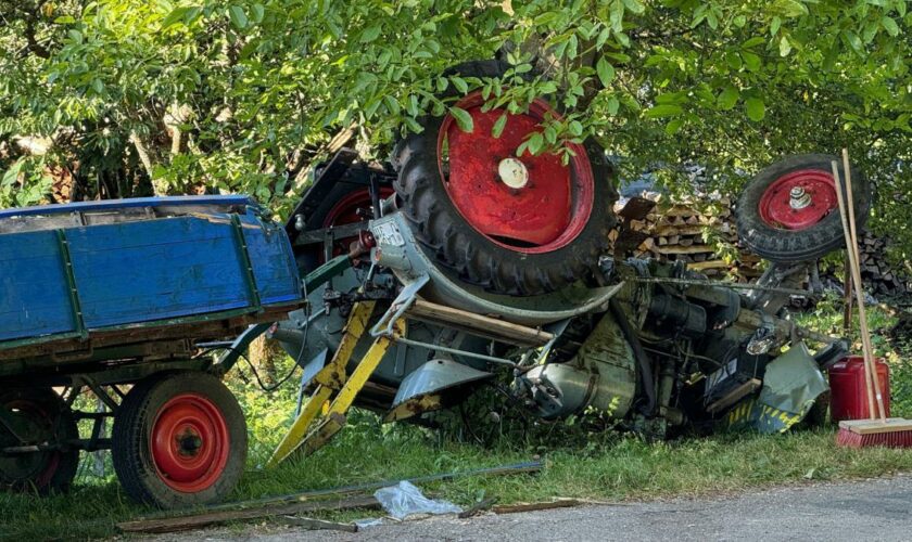 Traktor mit Anhänger überschlägt sich mehrfach – 15 Verletzte