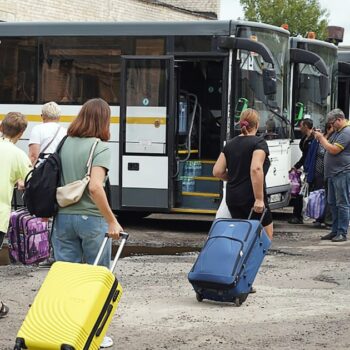 Photo diffusée le 9 août 2024 par le gouvernement de la région de Koursk, en Russie, montrant des femmes et des enfants évacués de la ville de Rylsk