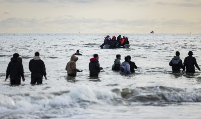 Plus de 700 migrants traversent la Manche en 24 heures, deux morts après un naufrage