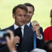 Le président de la République Emmanuel Macron, au centre, tient une médaille d'or des Jeux de Paris 2024, le 12 août 2024, à Paris