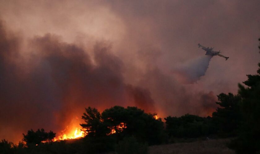 Gewaltige Feuerfront – Tausende Menschen müssen vor Flammen flüchten