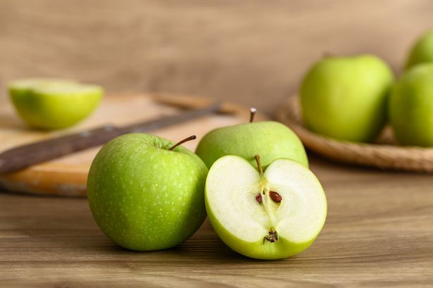 Homeowners urged to leave apples in garden this summer for vital reason