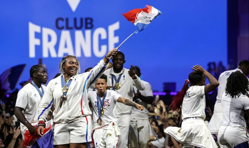 L'équipe de France de judo célèbre sa son titre olympique avec des milliers de supporters au Club France, lors des JO de Paris, le 3 août 2024