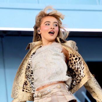 Sabrina Carpenter touchée par un feu d’artifice lors d’un concert au festival Outside Lands à San Francisco