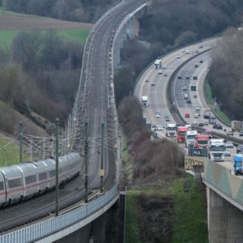 Ein ICE der Deutschen Bahn fährt auf der Hochgeschwindigkeitsstrecke zwischen Frankfurt und Köln neben der Autobahn. (Foto Archi