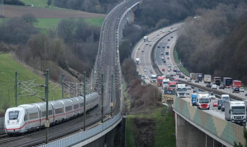 Ein ICE der Deutschen Bahn fährt auf der Hochgeschwindigkeitsstrecke zwischen Frankfurt und Köln neben der Autobahn. (Foto Archi