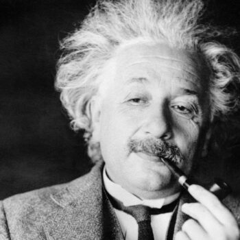 Bebilderung Linkshändertag: Albert Einstein raucht eine Pfeife