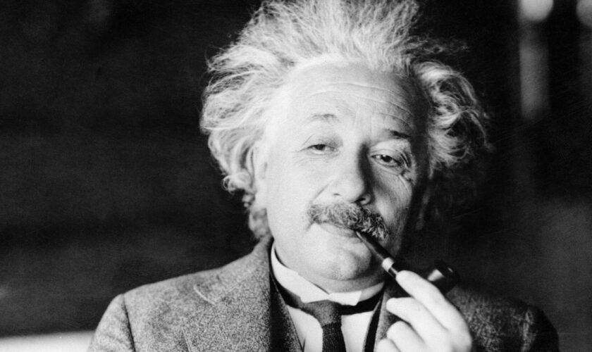 Bebilderung Linkshändertag: Albert Einstein raucht eine Pfeife