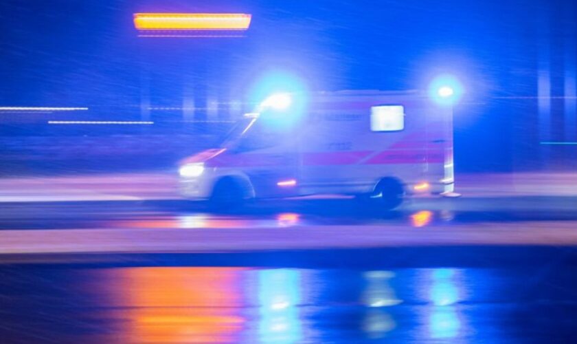 Nach einem Unfall befreiten Rettungskräfte einen Mann aus seinem Auto und brachten ihn ins Krankenhaus. (Symbolbild) Foto: Sebas