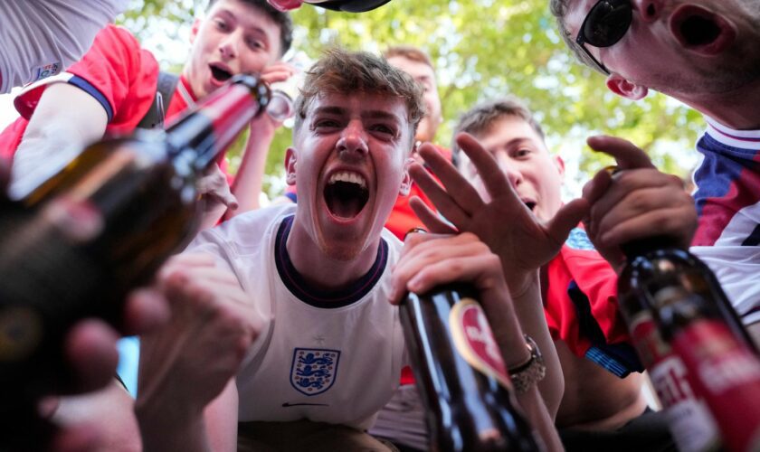 English soccer fans gather prior to a Group C match between England and Slovenia at the Euro 2024 soccer tournament in Cologne, Germany, Tuesday, June 25, 2024. (AP Photo/Markus Schreiber)