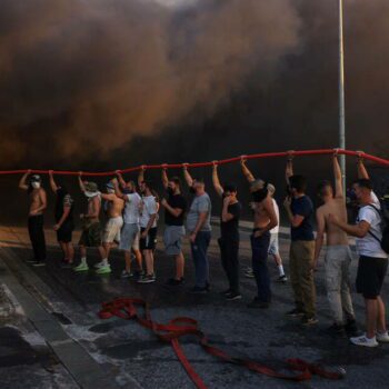 Incendies en Grèce : un corps retrouvé dans une usine