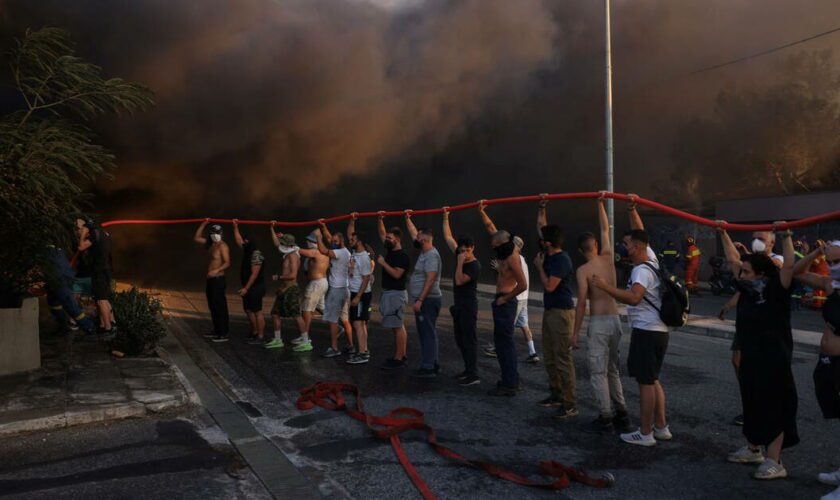 Incendies en Grèce : un corps retrouvé dans une usine