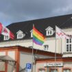 Neubrandenburg: Unbekannte tauschen Regenbogenflagge gegen Hakenkreuzfahne aus