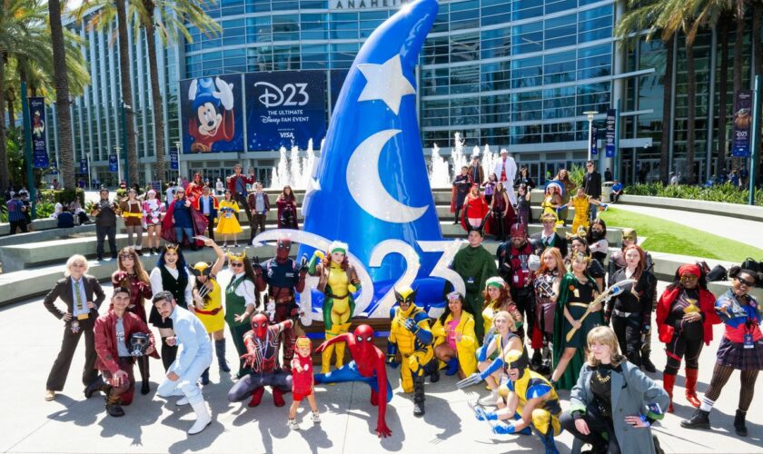 Fans vor dem Eingang zum Disney-Fan-Event D23