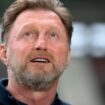 Trainer Ralph Hasenhüttl vom VfL Wolfsburg freut sich auf ein Top-Talent. Foto: Swen Pförtner/dpa