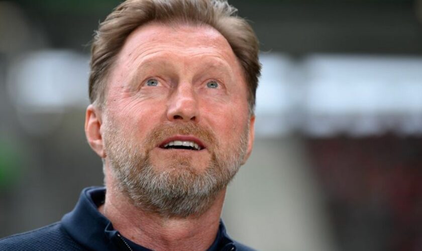 Trainer Ralph Hasenhüttl vom VfL Wolfsburg freut sich auf ein Top-Talent. Foto: Swen Pförtner/dpa