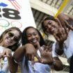 Des Californiennes venues accueillir le drapeau olympique à l'aéroport de Los Angeles, le 12 août 2024