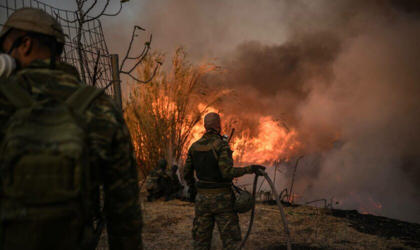 Incendie en Grèce : troisième jour de lutte contre le feu, une personne tuée