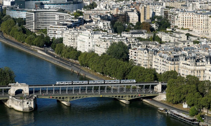 JO de Paris : la passerelle du pont de Bir-Hakeim, qui menace de s’effondrer, fermée de toute urgence