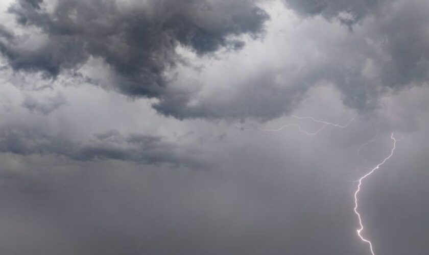 Unwetter mit Regen und auch Hagel haben am Dienstag in mehreren Städten von Nordrhein-Westfalen für vollgelaufene Keller und umg