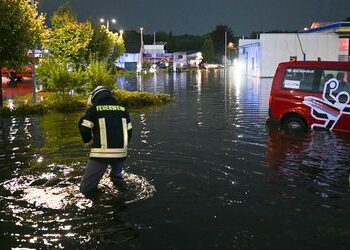 Unwetter in Deutschland: Überschwemmte Straßen und knöcheltiefer Hagel