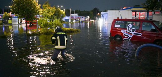 Unwetter in Deutschland: Überschwemmte Straßen und knöcheltiefer Hagel