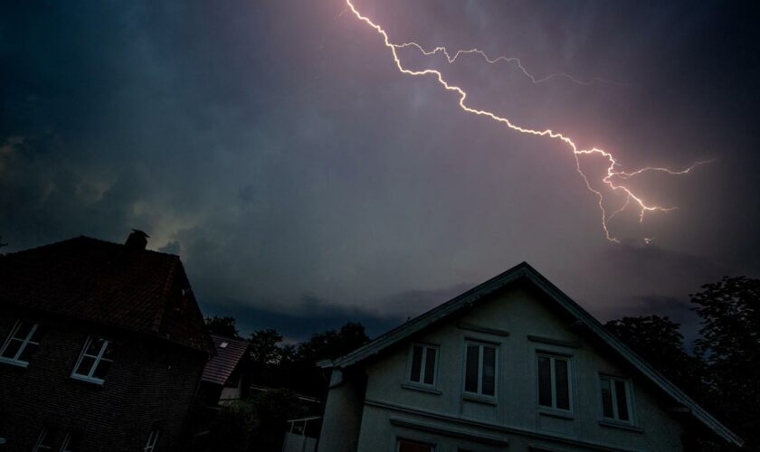 Unwetter: Eurocity kollidiert mit umgestürztem Baum, Pflegeheim wird evakuiert