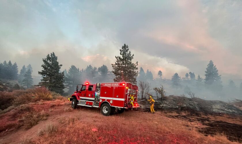 Hundreds able to return home after fleeing wildfire along California-Nevada line near Reno