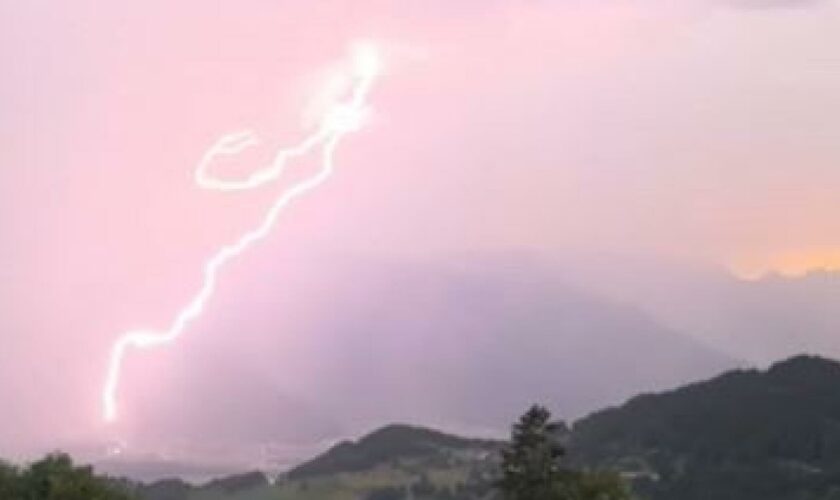 Météo : les images des orages explosifs dans l’est de la France, un mort en Isère