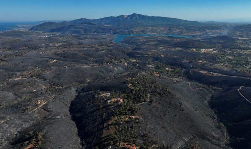 Grèce : le feu recule autour d’Athènes, mais les risques sont encore élevés