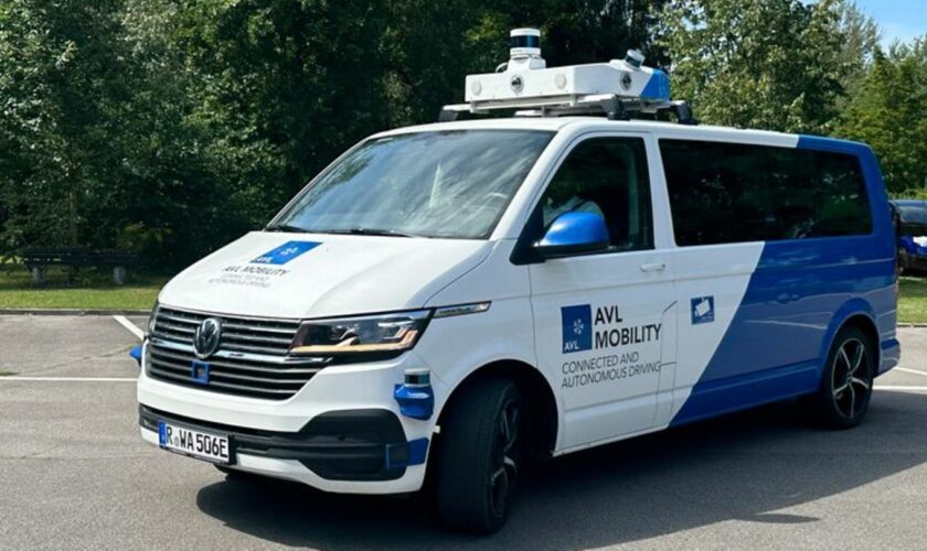 Ein weitgehend autonom fahrender Elektrokleinbus hat in Neubäu am See, einen Stadtteil von Roding (Landkreis Cham), Passagiere z