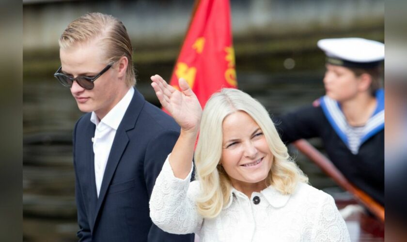 Marius Borg Høiby mit seiner Mutter Kronprinzessin Mette-Marit.