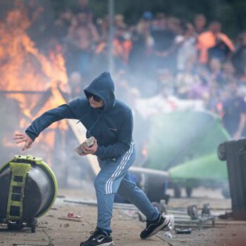 Tout comprendre aux émeutes racistes qui ont secoué le Royaume-Uni