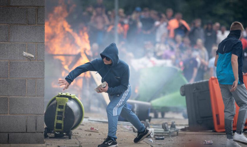 Tout comprendre aux émeutes racistes qui ont secoué le Royaume-Uni