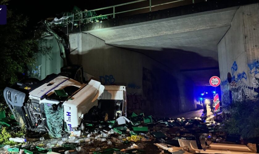 Lkw-Zugmaschine fällt von Autobahnbrücke in die Tiefe