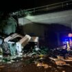 Ein Lkw ist von einer Autobahnbrücke auf eine darunterliegende Straße gestürzt. Foto: Christian Müller/Westfalennews/dpa