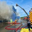 Der Brand in einer Halle einer Entsorgungsfirma in Königs Wusterhausen ist gelöscht. Foto: Julkian Stähle/dpa