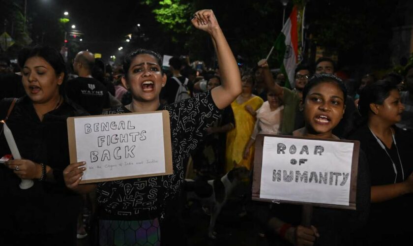 “Reclaim the night” : après le viol et le meurtre d’une médecin, des milliers de manifestants défilent dans les rues de Calcutta