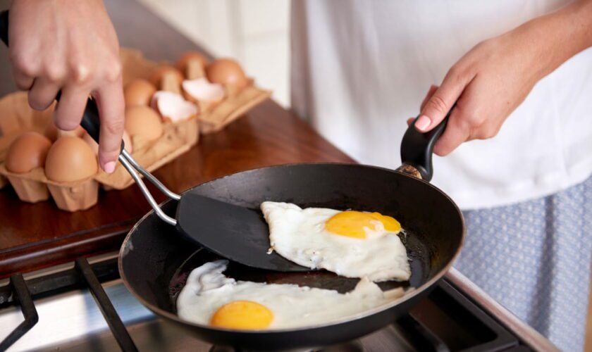 Faites ça avec la poêle et vous n'aurez plus jamais d'aliments collés au fond