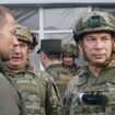 Le commandant en chef des forces ukrainiennes, le général Oleksandre Syrsky, alors chef des forces terrestres, rencontre des soldats ukrainiens en un lieu non précisé en Ukraine, le 4 octobre 2022