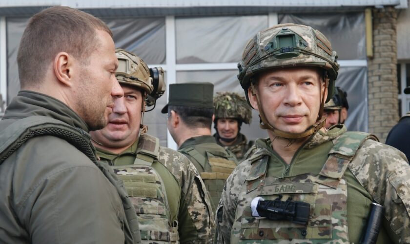 Le commandant en chef des forces ukrainiennes, le général Oleksandre Syrsky, alors chef des forces terrestres, rencontre des soldats ukrainiens en un lieu non précisé en Ukraine, le 4 octobre 2022