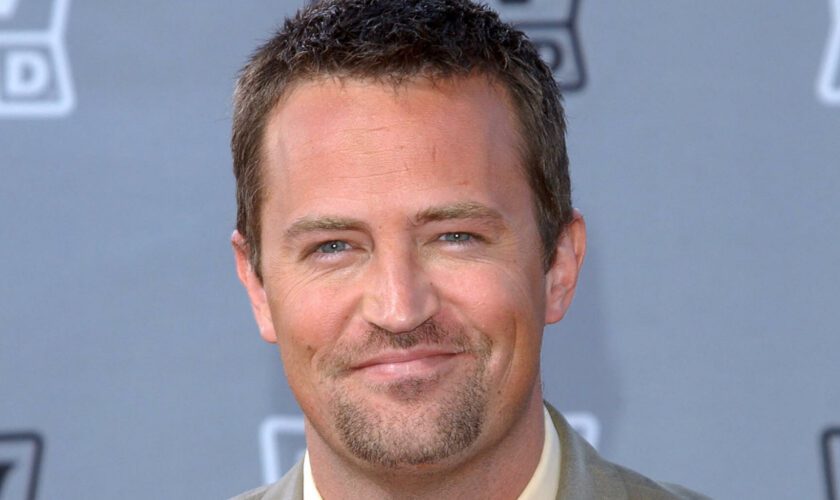 Mort de Matthew Perry : cinq personnes arrêtées aux États-Unis un an après sa mort