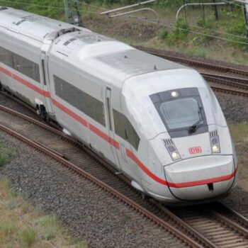 Ein ICE 4 der Deutschen Bahn fährt in Richtung Berliner Ostbahnhof