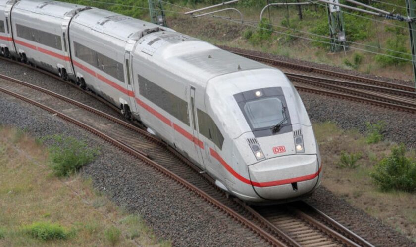 Ein ICE 4 der Deutschen Bahn fährt in Richtung Berliner Ostbahnhof