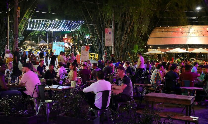 Des touristes dans le quartier de Provenza à Medellin, le 6 juin 2024 en Colombie