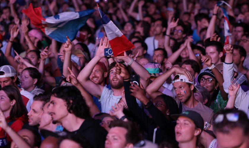 Des supporters encouragent l'équipe française de judo lors des JO de Paris, au Club France, le 3 août 2024