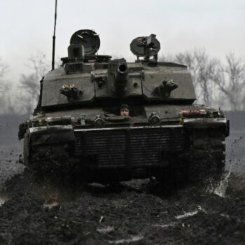 Des soldats ukrainiens de la 82e brigade à bord d'un char Challenger 2 britannique, près de la ligne de front dans la région de Zaporijjia, le 12 février 2024