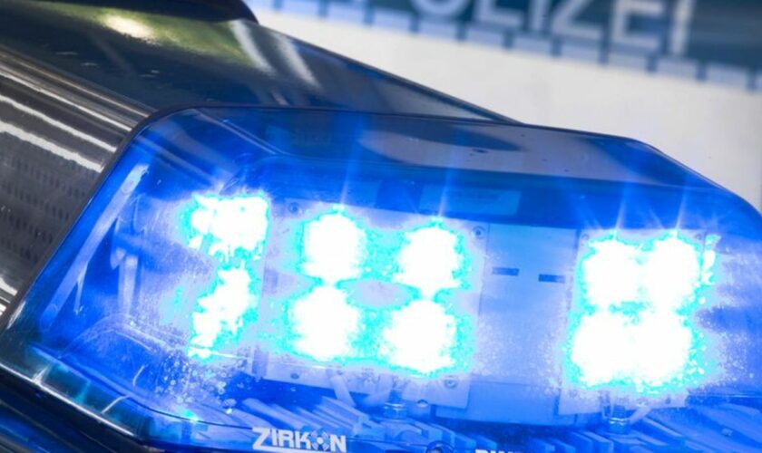 Die Polizei hat einen 23-Jährigen festgenommen. Er soll unter anderem für einen Überfall auf einen Jeansladen verantwortlich sei