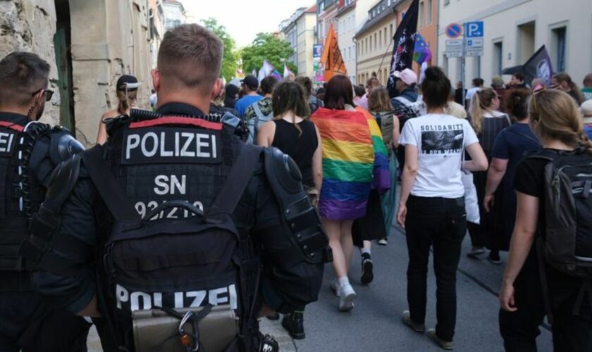 Die Gewerkschaft der Polizei fordert nach rechten Protesten gegen den CSD in Bautzen Konsequenzen. (Archivbild) Foto: Sebastian